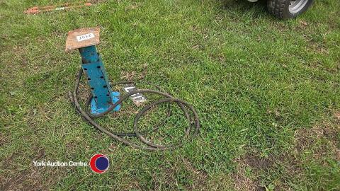 Tractor operated hydraulic jack