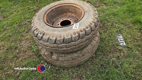 Pair of wheels and tyres
