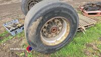 Axle with 385/65 R22.5 wheels and tyres - 2