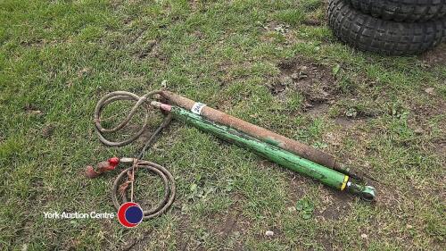 Pair of green hydraulic rams<br/>Pair of green hydraulic rams