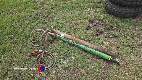 Pair of green hydraulic rams<br/>Pair of green hydraulic rams