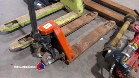 Pallet truck