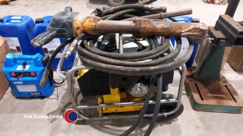 Hydraulic breaker and gun with two chisels