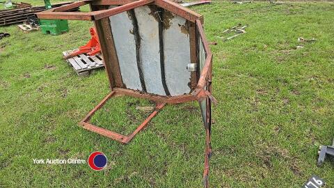 MF 135 can roof windscreen