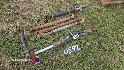 Hydraulic linkage ram and top links