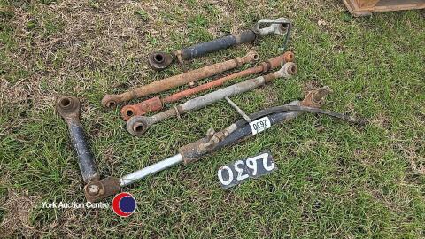Hydraulic linkage ram and top links