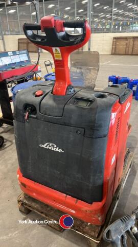 Battery pallet truck with charger