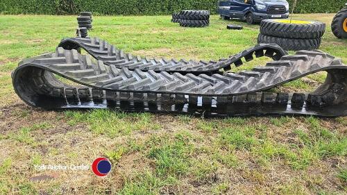 Rubber tracks off CAT, 30"