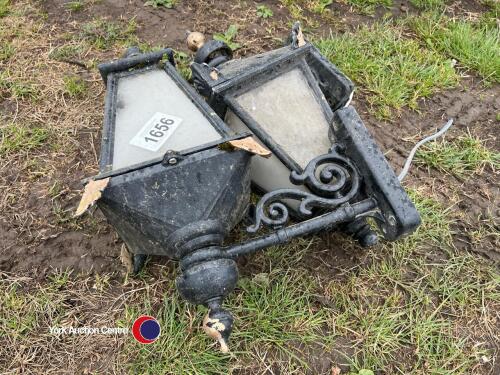 Pair of Victorian style coach lights working when removed
