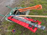 Wheelbarrow and garden tools - 4