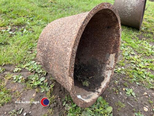 Cast iron couldron, approx 20in internal diameter at rim