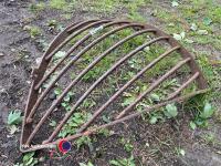 Cast iron hay rack - 2