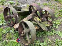 Set of 4 cast iron wheels from a hayrack - 3