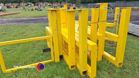 Quantity of steel barriers