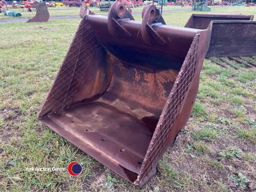 3ft heavy duty excavator bucket, on 45mm pins, gc