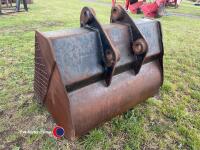 3ft heavy duty excavator bucket, on 45mm pins, gc - 4