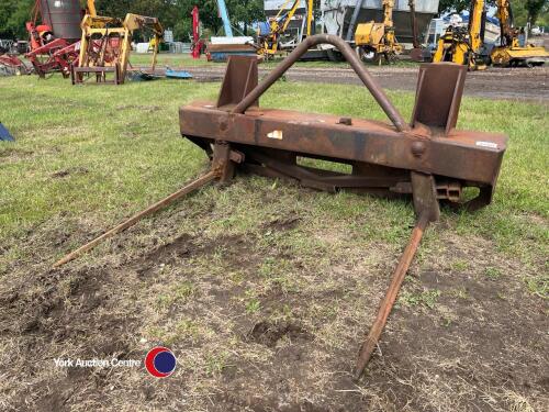 Double bale spike on pin and cone brackets