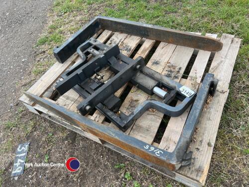 Forklift carriage plus a pair of forks