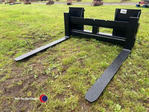 Pair pallet forks c/w Bobcat brackets