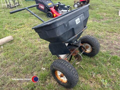 Pedestrian salt or fertiliser spreader