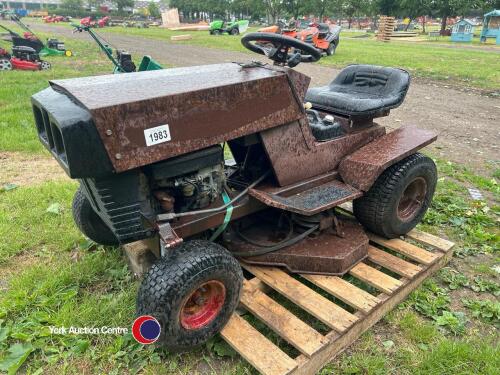 Ride on lawnmower