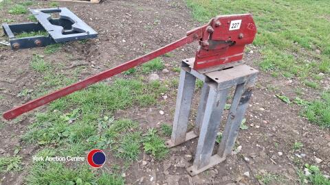 Metal cutting guillotine