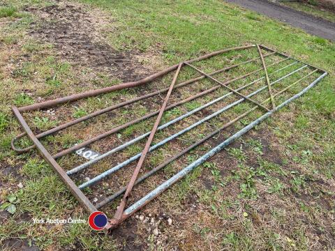 Metal gate