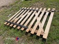 Oak gate approx 4ft wide x 3.5ft high - 3