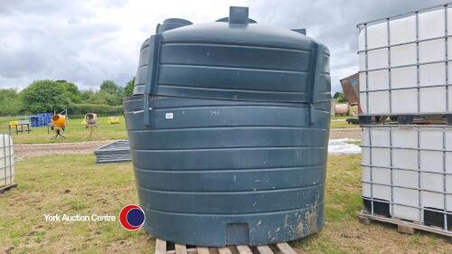 10,000ltr green plastic bunded water tank with a 2in outlet