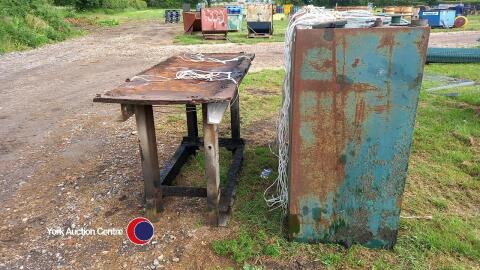 1 x 1200ltr oil tank and table