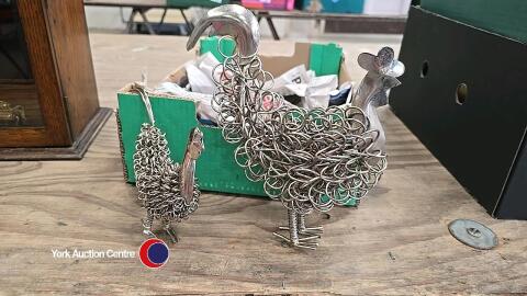 2 x metal hens