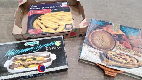 Pizza plate, and 2 x microwave dishes for browning and crisping