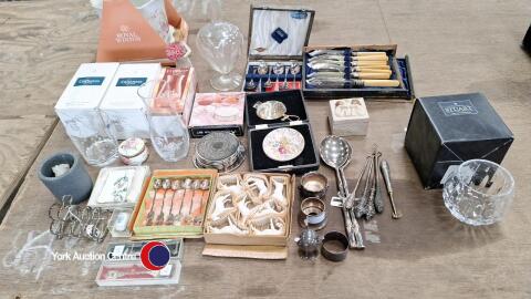 Various collectibles including modern items inc 2 x Caithness whiskey glasses , 2 x boxes of Rolls Razor imperial blades, fish cutlery, coasters, vases, etc -