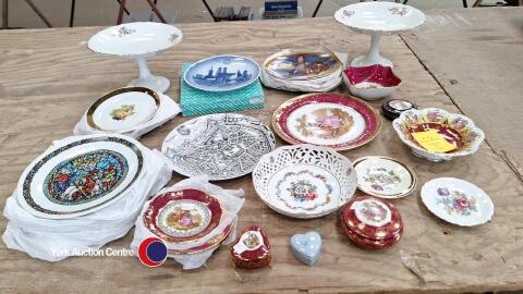 Quantity of pottery inc cake stands, plates, etc