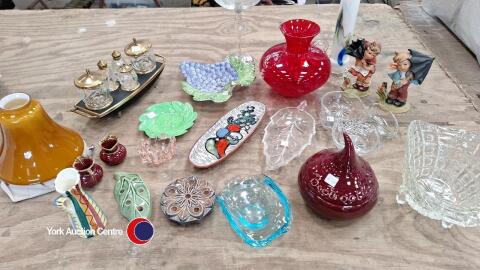 Quantity of various collectibles
