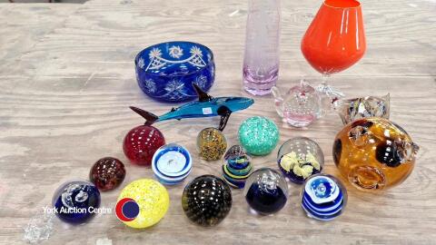 Quantity of coloured glass and crystal