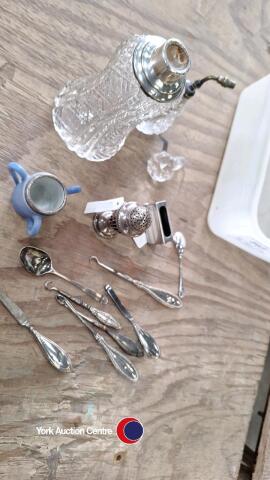 Collection of silver items, Chester matchbox - 1776 pepperette