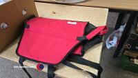 Pet carrying case