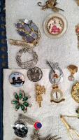 Tray of brooches - 3