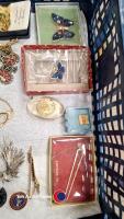 Tray of brooches - 4
