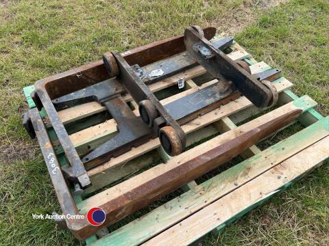 Forklift carriage plus a pair of forks