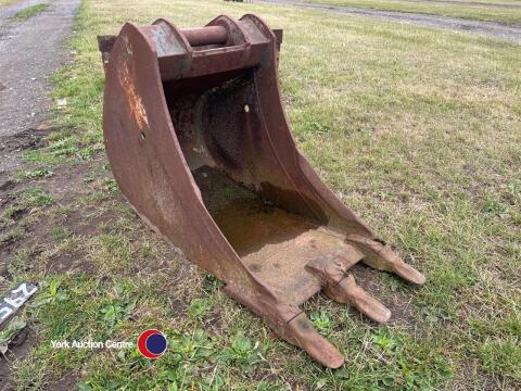 Digger bucket 22in wide 65mm pins