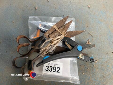 Box of sheep equipment