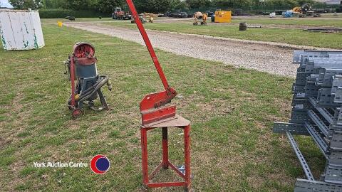 Metal cutting guillotine