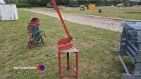 Metal cutting guillotine