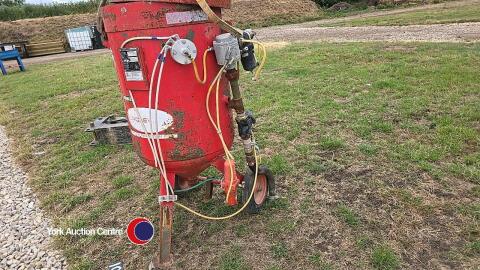 2010 Stanley PD5500 shot blasting pot