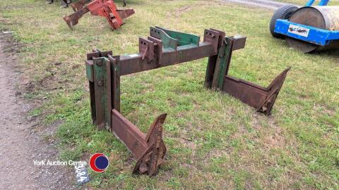 Twin leg subsoiler