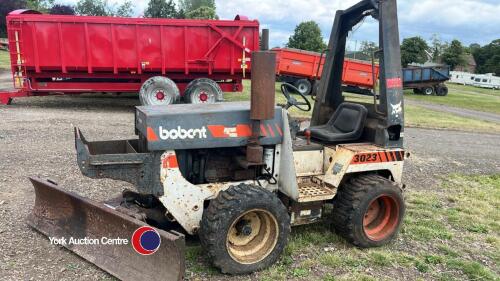 Bobcat 3023 utility tractor with 6 way levelling blade