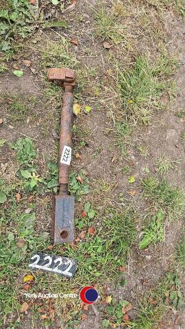 Tractor lifting link arm