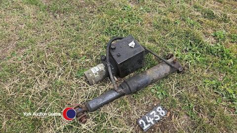 Hydraulic tipper pump and ram